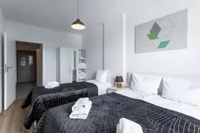 Łóżko lub łóżka w pokoju w obiekcie Urban Chic - Warsaw Center - 3 Bedrooms - Pereca Residence