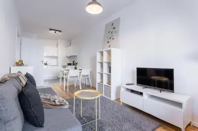 Telewizja i/lub zestaw kina domowego w obiekcie Urban Chic - Warsaw Center - 3 Bedrooms - Pereca Residence