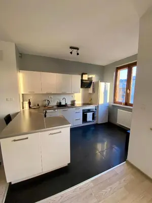 Kuchnia lub aneks kuchenny w obiekcie Komfortowy apartament z balkonem na Woli, 2 pokoje