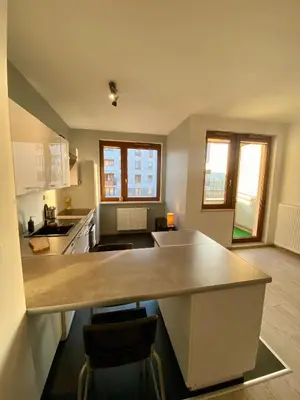 Kuchnia lub aneks kuchenny w obiekcie Komfortowy apartament z balkonem na Woli, 2 pokoje