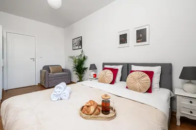 Łóżko lub łóżka w pokoju w obiekcie Lumina 3-room apart near the royal castle