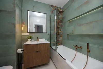 Łazienka w obiekcie Green Apartment in Warsaw with Parking, Bathtub and Desk for Remote Work by Noclegi Renters