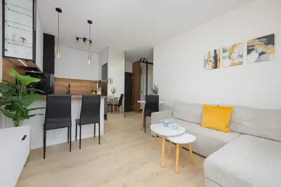 Część wypoczynkowa w obiekcie Green Apartment in Warsaw with Parking, Bathtub and Desk for Remote Work by Noclegi Renters
