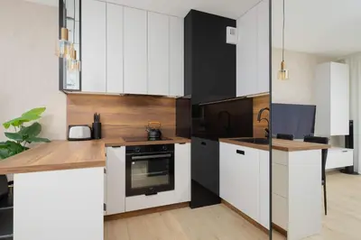 Kuchnia lub aneks kuchenny w obiekcie Green Apartment in Warsaw with Parking, Bathtub and Desk for Remote Work by Noclegi Renters