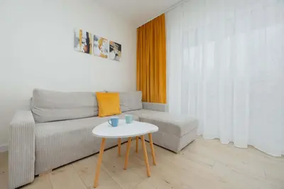 Część wypoczynkowa w obiekcie Green Apartment in Warsaw with Parking, Bathtub and Desk for Remote Work by Noclegi Renters
