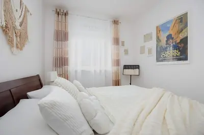 Łóżko lub łóżka w pokoju w obiekcie Cosy One-Bedroom Apartment with Parking & Balcony by Noclegi Renters