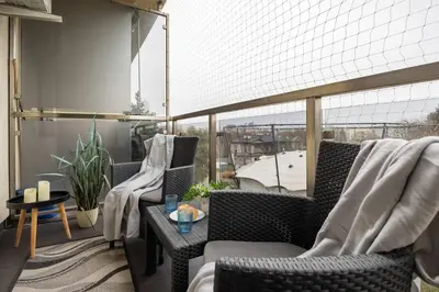 Część wypoczynkowa w obiekcie Cosy One-Bedroom Apartment with Parking & Balcony by Noclegi Renters
