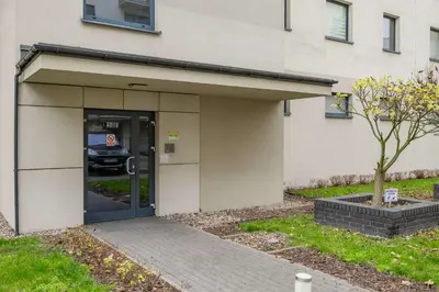 Fasada lub wejście do obiektu Cosy One-Bedroom Apartment with Parking & Balcony by Noclegi Renters