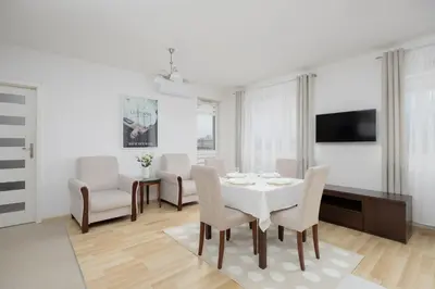 Telewizja i/lub zestaw kina domowego w obiekcie Cosy One-Bedroom Apartment with Parking & Balcony by Noclegi Renters