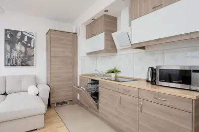 Kuchnia lub aneks kuchenny w obiekcie Cosy One-Bedroom Apartment with Parking & Balcony by Noclegi Renters
