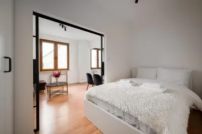 Łóżko lub łóżka w pokoju w obiekcie Metro Młynów City Comfort Apartment by BookingHost