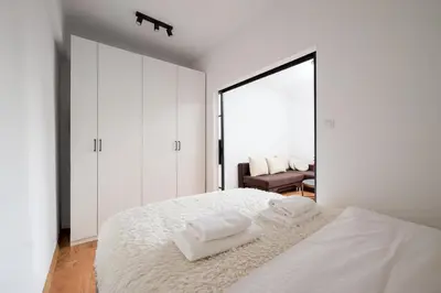 Łóżko lub łóżka w pokoju w obiekcie Metro Młynów City Comfort Apartment by BookingHost