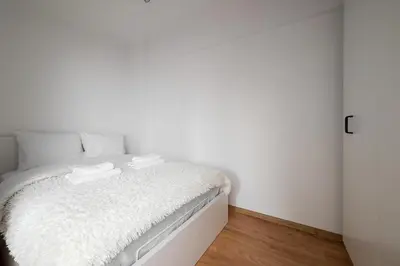 Łóżko lub łóżka w pokoju w obiekcie Metro Młynów City Comfort Apartment by BookingHost