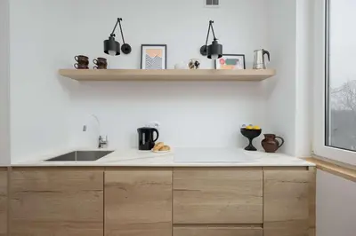 Kuchnia lub aneks kuchenny w obiekcie Spacious One Bedroom Apartment for 2 People in Warsaw by Noclegi Renters