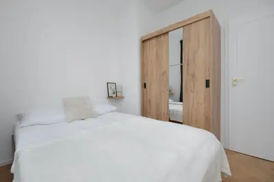Łóżko lub łóżka w pokoju w obiekcie Spacious One Bedroom Apartment for 2 People in Warsaw by Noclegi Renters