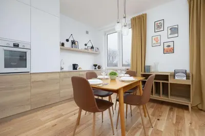 Kuchnia lub aneks kuchenny w obiekcie Spacious One Bedroom Apartment for 2 People in Warsaw by Noclegi Renters