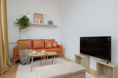 Telewizja i/lub zestaw kina domowego w obiekcie Spacious One Bedroom Apartment for 2 People in Warsaw by Noclegi Renters