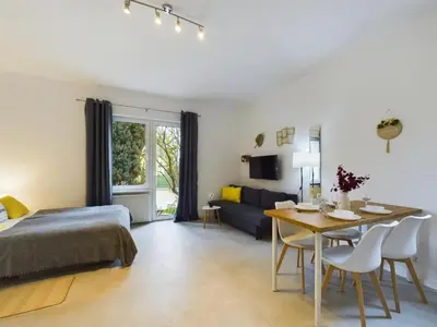 Telewizja i/lub zestaw kina domowego w obiekcie Nice Studio w Garden & Parking near Warsaw Airport