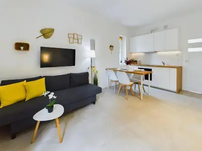Kuchnia lub aneks kuchenny w obiekcie Nice Studio w Garden & Parking near Warsaw Airport