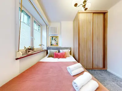 Łóżko lub łóżka w pokoju w obiekcie Sunny Corner Apartment Saska Kepa