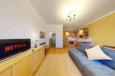 Telewizja i/lub zestaw kina domowego w obiekcie Sunny Corner Apartment Saska Kepa