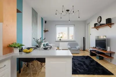 Telewizja i/lub zestaw kina domowego w obiekcie Cozy Apartment with Balcony Close to the Airport in Warsaw by Noclegi Renters