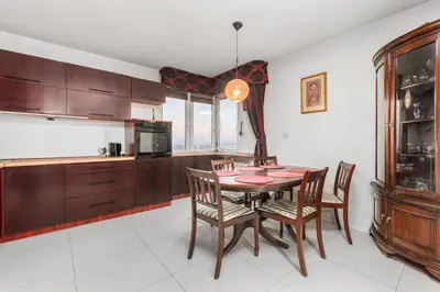 Kuchnia lub aneks kuchenny w obiekcie Broniewskiego 9E by Homeprime