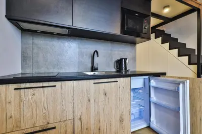Kuchnia lub aneks kuchenny w obiekcie Prymasa Tysiaclecia 83A LOFT APT By Perfect Apart