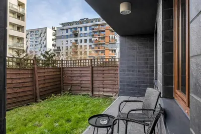 Ogród w obiekcie Warsaw Wola Suites - Parking, Workspace, Terrace - by Rentujemy