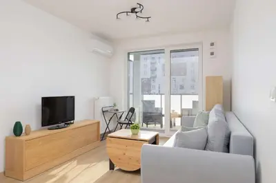 Telewizja i/lub zestaw kina domowego w obiekcie Stylish Apartment Habicha with Air Conditioning and Underground Parking by Noclegi Renters