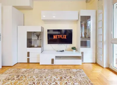 Telewizja i/lub zestaw kina domowego w obiekcie Cozy Stay Mokotow Apartment With Balcony