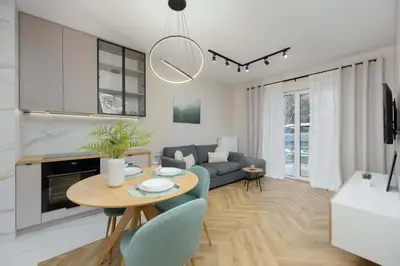 Część wypoczynkowa w obiekcie Pastel Apartment in Warsaw with Garden, Parking and Desk for Remote Work by Noclegi Renters
