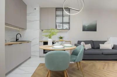 Kuchnia lub aneks kuchenny w obiekcie Pastel Apartment in Warsaw with Garden, Parking and Desk for Remote Work by Noclegi Renters