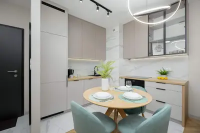 Kuchnia lub aneks kuchenny w obiekcie Pastel Apartment in Warsaw with Garden, Parking and Desk for Remote Work by Noclegi Renters