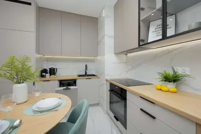 Kuchnia lub aneks kuchenny w obiekcie Pastel Apartment in Warsaw with Garden, Parking and Desk for Remote Work by Noclegi Renters