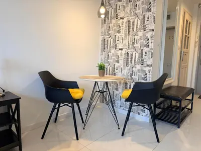 Część wypoczynkowa w obiekcie Cozy Morden Studio, Bagno 5 by OhMyHome