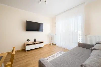 Telewizja i/lub zestaw kina domowego w obiekcie Bemowo Pleasant Apartment by BookingHost