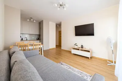 Telewizja i/lub zestaw kina domowego w obiekcie Bemowo Pleasant Apartment by BookingHost