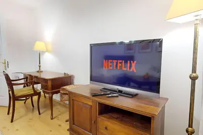Telewizja i/lub zestaw kina domowego w obiekcie The Old Town Corner 2 Rooms Swietojerska