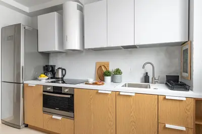 Kuchnia lub aneks kuchenny w obiekcie Łazienki Park Two-Bedroom Apartment with Balcony by Mia