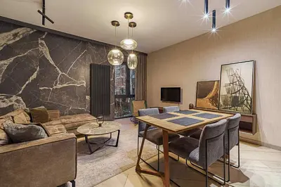 Telewizja i/lub zestaw kina domowego w obiekcie Luxury Zlota Apartment with Parking by P&M