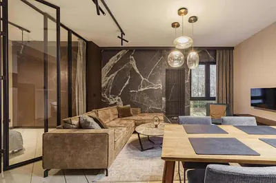 Telewizja i/lub zestaw kina domowego w obiekcie Luxury Zlota Apartment with Parking by P&M