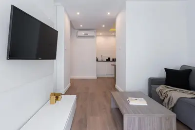 Telewizja i/lub zestaw kina domowego w obiekcie Urban Apartaments - Great Location - City Center - Wronia A