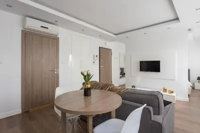 Telewizja i/lub zestaw kina domowego w obiekcie Close-Urban Apartaments - Great Location - City Center - Wronia В