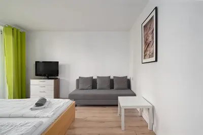 Telewizja i/lub zestaw kina domowego w obiekcie Close-Urban Apartments - City Center - One Bedroom Apartment&Kredytowa