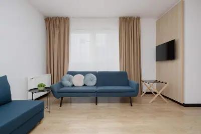 Telewizja i/lub zestaw kina domowego w obiekcie Spacious Studios Zamoyskiego Near PGE with Parking by Noclegi Renters