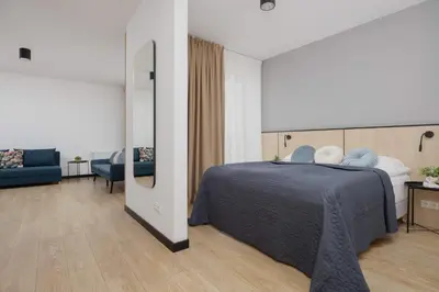 Łóżko lub łóżka w pokoju w obiekcie Spacious Studios Zamoyskiego Near PGE with Parking by Noclegi Renters