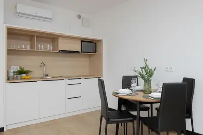 Kuchnia lub aneks kuchenny w obiekcie Spacious Studios Zamoyskiego Near PGE with Parking by Noclegi Renters