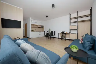 Telewizja i/lub zestaw kina domowego w obiekcie Spacious Studios Zamoyskiego Near PGE with Parking by Noclegi Renters