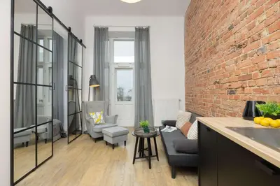 Część wypoczynkowa w obiekcie Stylish Apartment with Mezzanine, next to Metro Station by Noclegi Renters